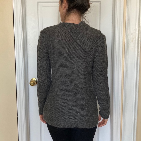 🆕 DKNY Grey wool Sweater- never worn!! - Picture 4 of 15